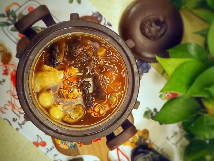 Phật nhảy tường thường được phục vụ trong cung đình và các gia tộc quan lại dưới thời phong kiến