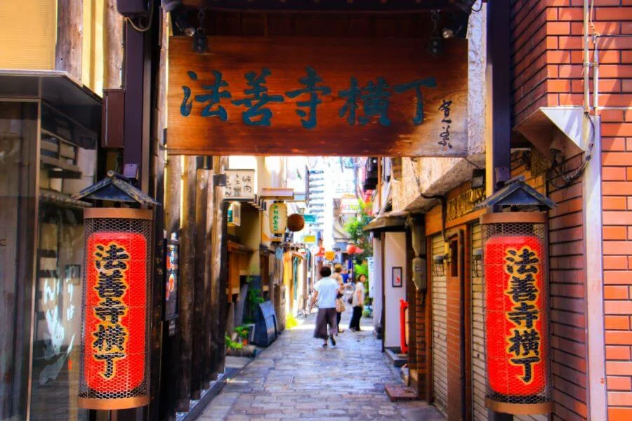 Hozenji Yokocho hiện lên như một ốc đảo thanh bình, mang đậm nét hoài cổ của Osaka xưa