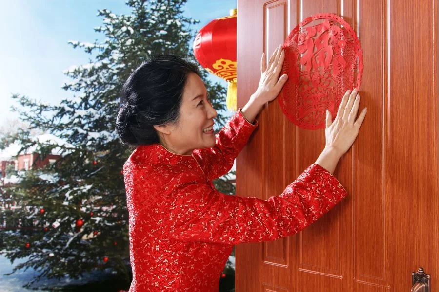 Người dân xứ Trung thường dọn dẹp và trang trí nhà cửa vào những ngày Tết Nguyên Đán