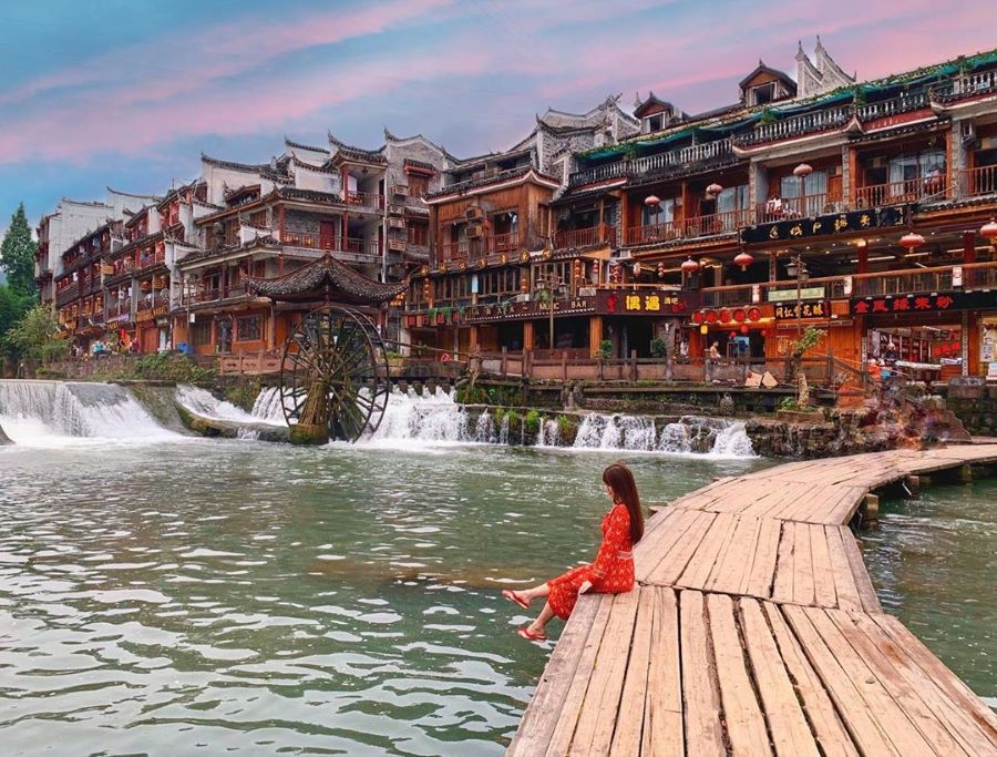 Đà Giang là một con sông chảy từ tây bắc đến đông nam của Phượng Hoàng cổ trấn