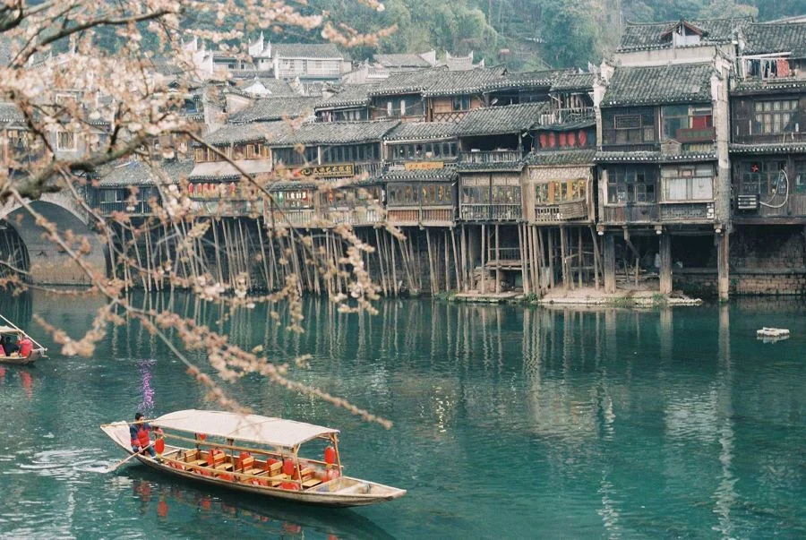 Khi thưởng ngoạc trên con sông Đà Giang này, du khách có cơ hội được ngắm nhìn một bức tranh cuộc sống mang vẻ đẹp rất đỗi bình dị 