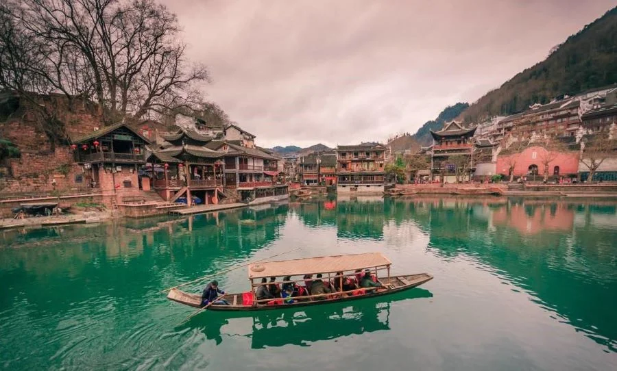 Nước sông Đà Giang trong xanh màu ngọc bích, lấp lánh, thướt tha khi được phản chiếu dưới ánh đèn