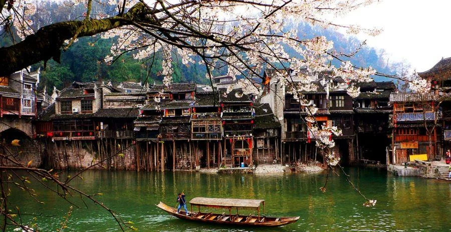 Không thể phủ nhận rằng mùa xuân ở Phượng Hoàng cổ trấn đẹp không thua kém gì mùa thu cả
