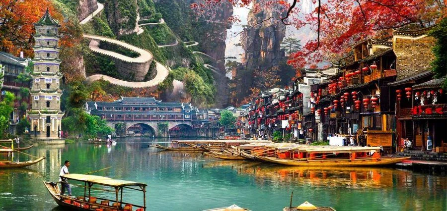 Mùa hè lại chính là mùa du lịch cao điểm ở trấn Phượng Hoàng