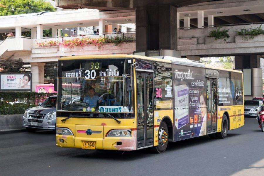 Xe buýt sẽ là sự lựa chọn vô cùng lý tưởng cho những du khách nào muốn tiết kiệm chi phí