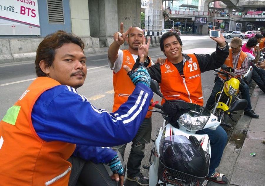 Du khách có thể gọi xe ôm ở bất kì nơi đâu khi đứng trên mảnh đất linh thiêng của xứ Chùa Vàng