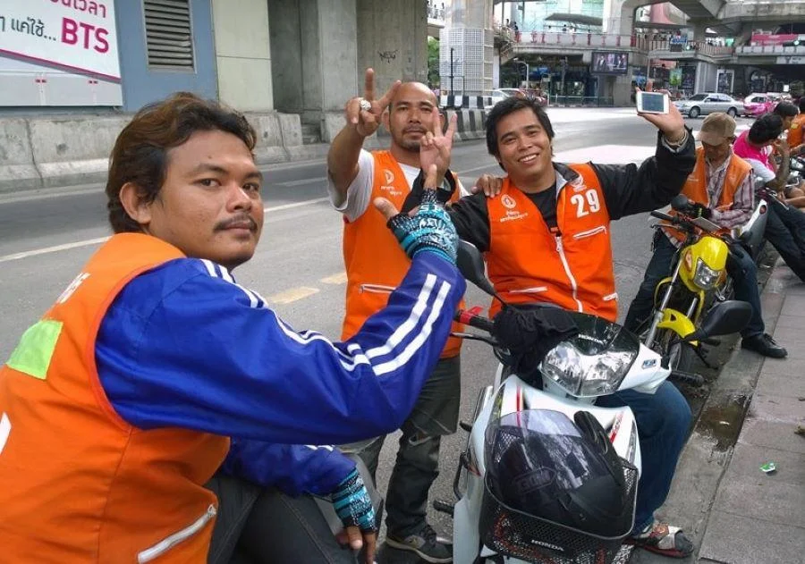 Du khách có thể gọi xe ôm ở bất kì nơi đâu khi đứng trên mảnh đất linh thiêng của xứ Chùa Vàng