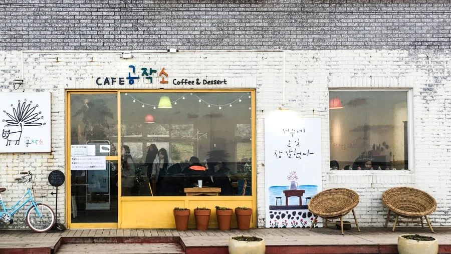 Café Gongjakso có không gian đẹp lãng mạn, chỉ cần ngồi vào là có ảnh đẹp 