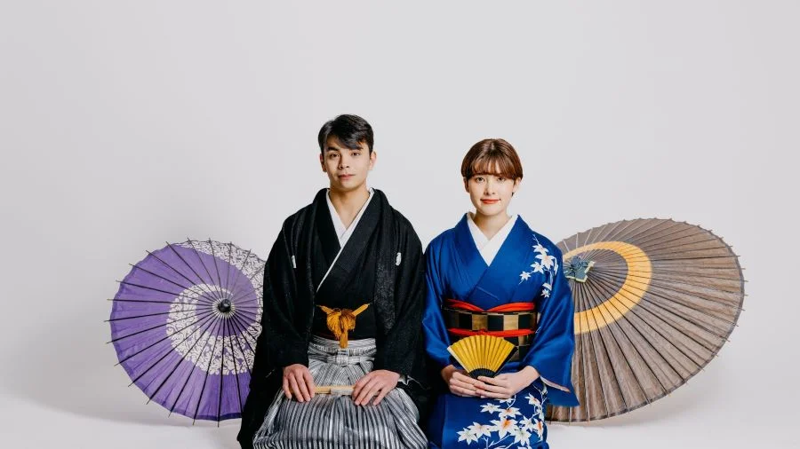 Ngồi quỳ gối khi mặc kimono thể hiện sự thanh lịch, trang trọng