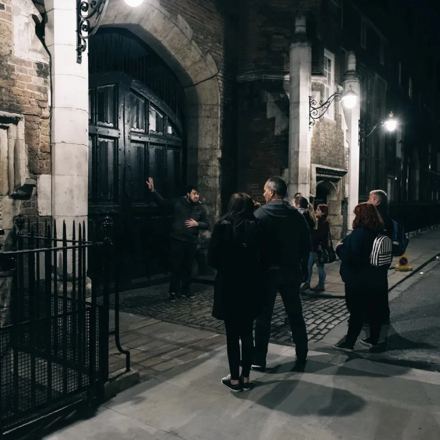 Du khách sẽ được đi bộ và khám phá những địa điểm ma quái nhất tại London