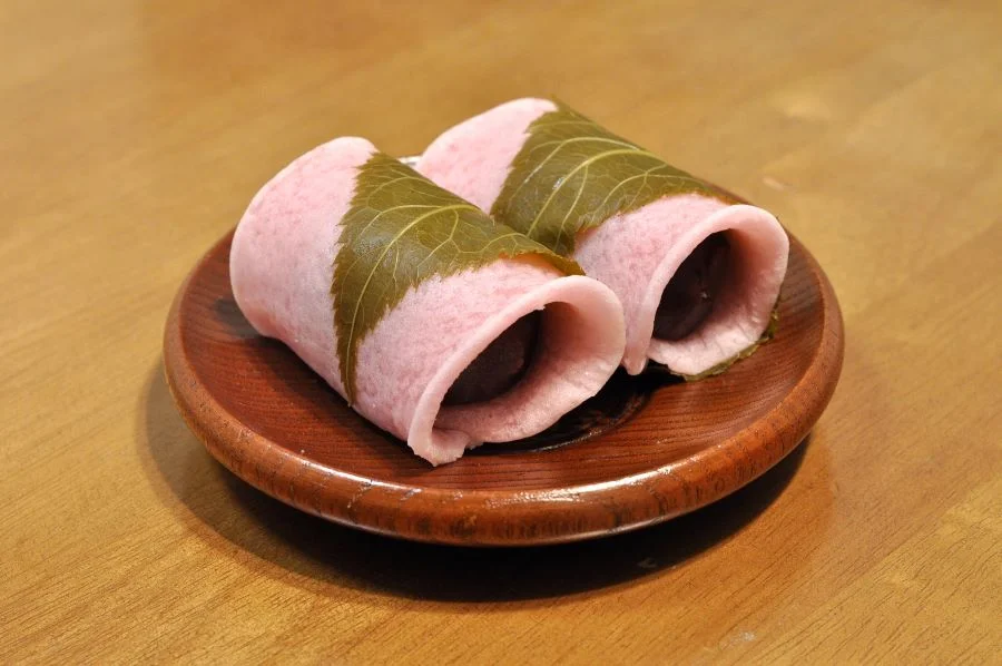 Chomeiji là loại bánh gạo có hình thức bên ngoài là một miếng bột mỏng như bánh crepe
