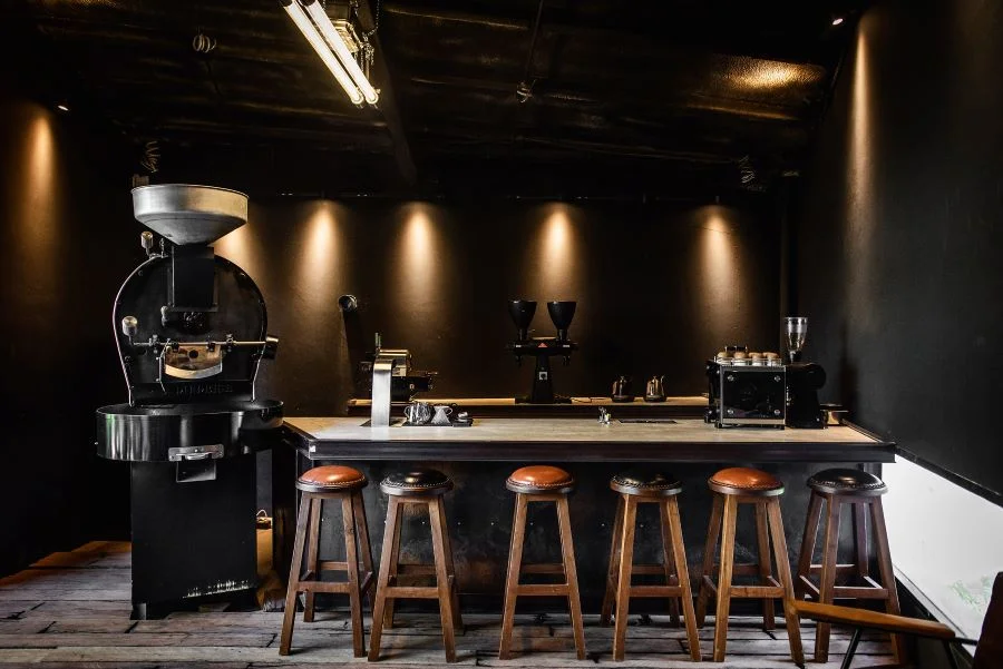 Bước vào Red Diamond Cafe, bạn sẽ ấn tượng với không gian quán nhỏ nhắn, ấm cúng với tông màu nâu gỗ trầm chủ đạo