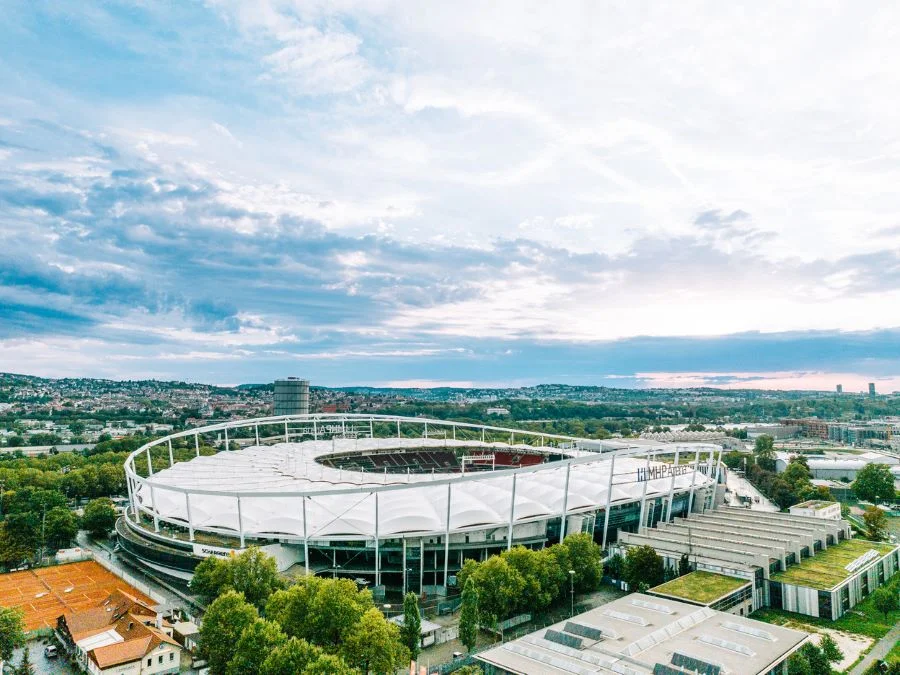 Stuttgart Arena hay MHP Arena là sân nhà của câu lạc bộ VfB Stuttgart hàng đầu Bundesliga 