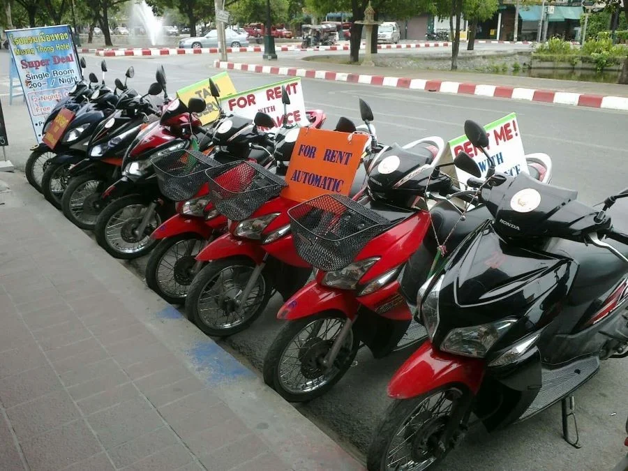 Bạn cũng có thể thuê xe máy để di chuyển tại PhuKet