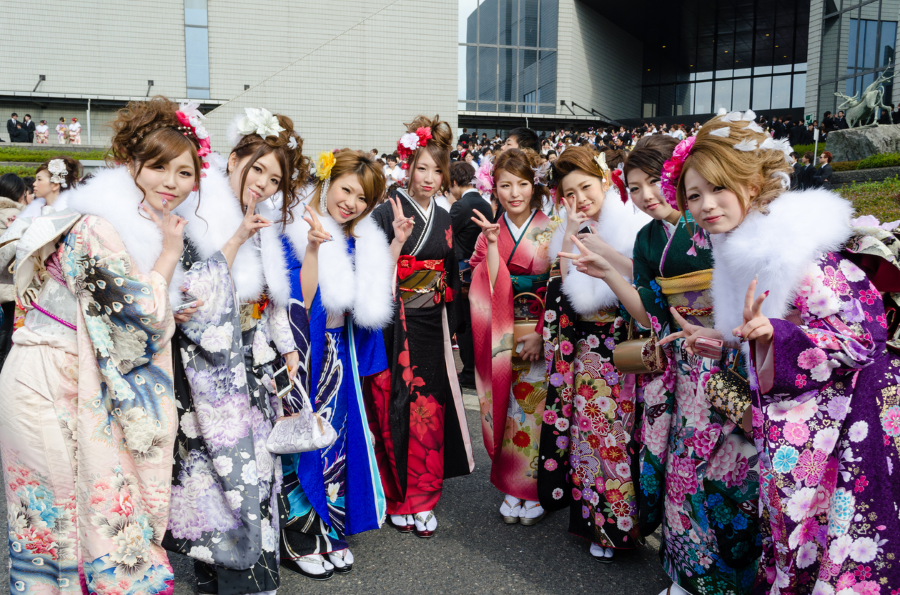 Các bạn trẻ Nhật Bản thường chọn mặc những bộ kimono lộng lẫy nhất để tham dự buổi lễ quan trọng này