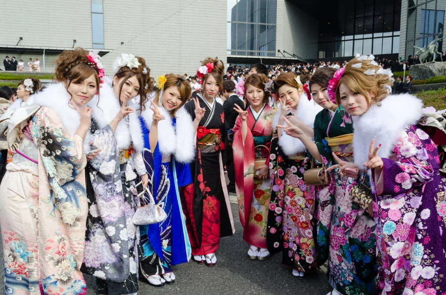 Các bạn trẻ Nhật Bản thường chọn mặc những bộ kimono lộng lẫy nhất để tham dự buổi lễ quan trọng này