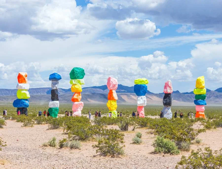 Seven Magic Mountains hay còn được gọi với cái tên đầy sắc màu là “Công viên đá 7 màu”