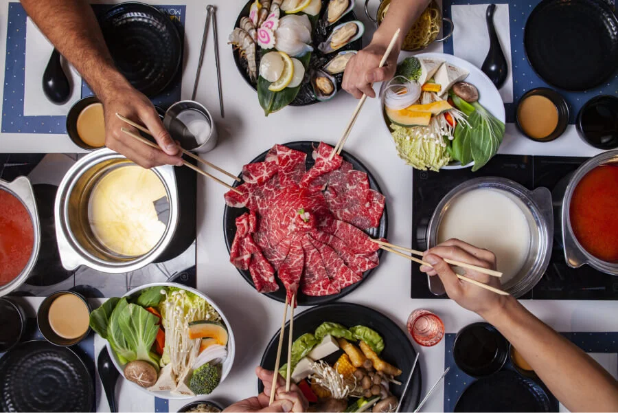 Nhật Bản có nhiều nhà hàng phục vụ món ăn lẩu “quốc dân” này với những hương vị và phong cách khác nhau