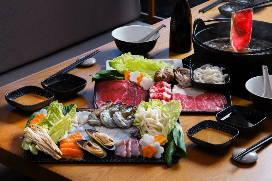 Bạn có thể thưởng thức Shabu-shabu trong không gian truyền thống hoặc những nhà hàng hiện đại với thiết kế tinh tế