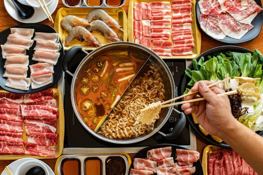 Khi thưởng thức, bạn sẽ tự tay chọn lựa các loại nguyên liệu và nhúng trực tiếp vào nồi nước dùng đang sôi