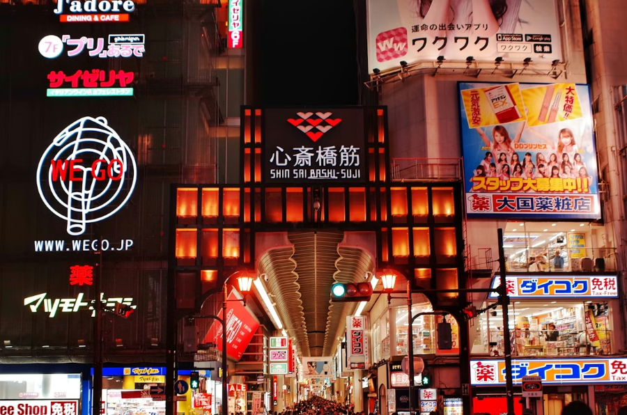 Shinsaibashi là một trong những trung tâm mua sắm sầm uất và nổi tiếng nhất ở Osaka