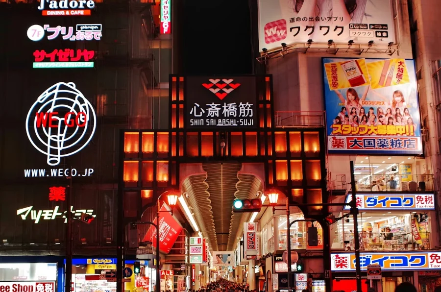Shinsaibashi là một trong những trung tâm mua sắm sầm uất và nổi tiếng nhất ở Osaka