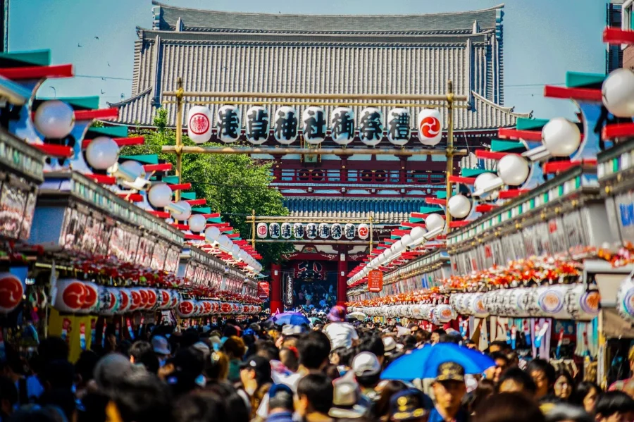 Nakamise là một trong những con phố mua sắm lâu đời nhất và sầm uất nhất tại Tokyo