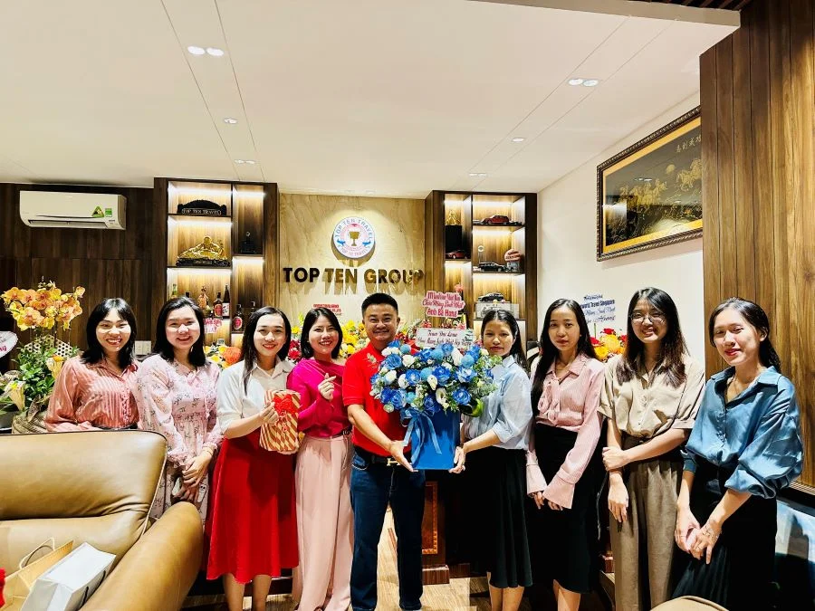 Phòng Đài Loan tặng hoa và chúc mừng sinh nhật Sếp