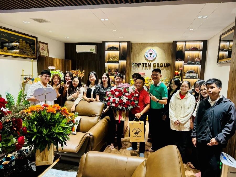 Phòng IT - Marketing tặng hoa và chúc mừng sinh nhật Sếp