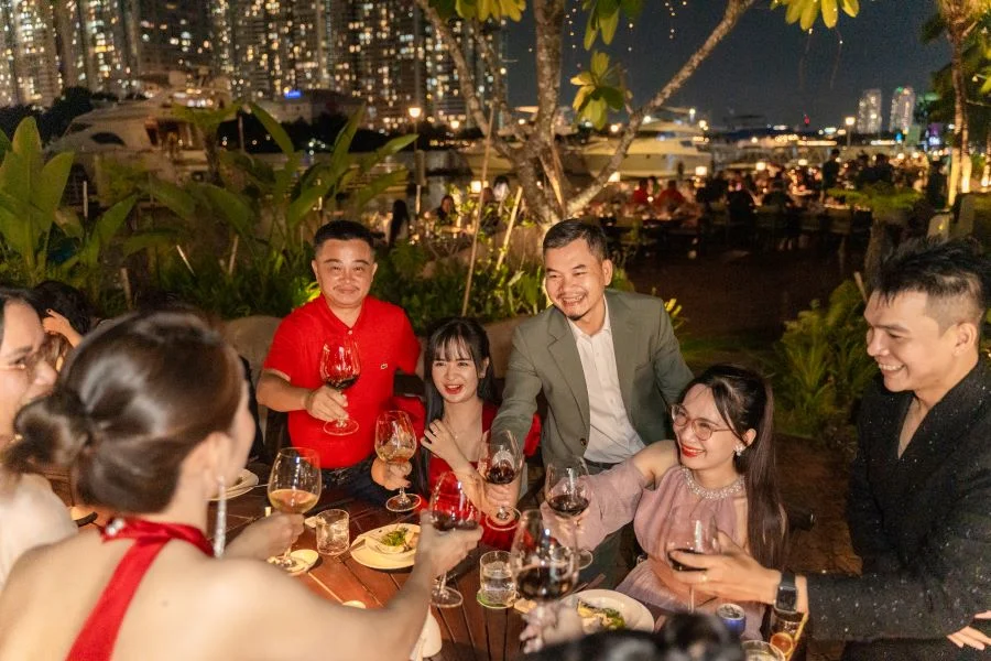 Buổi tiệc diễn ra trong không khí thân mật và ấm cúng