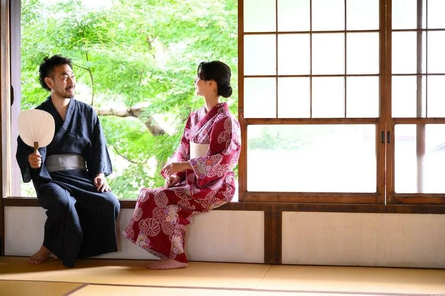 Yukata là trang phục truyền thống có phần thoải mái, dễ chịu và được ưa dùng vào các ngày hè nắng nóng