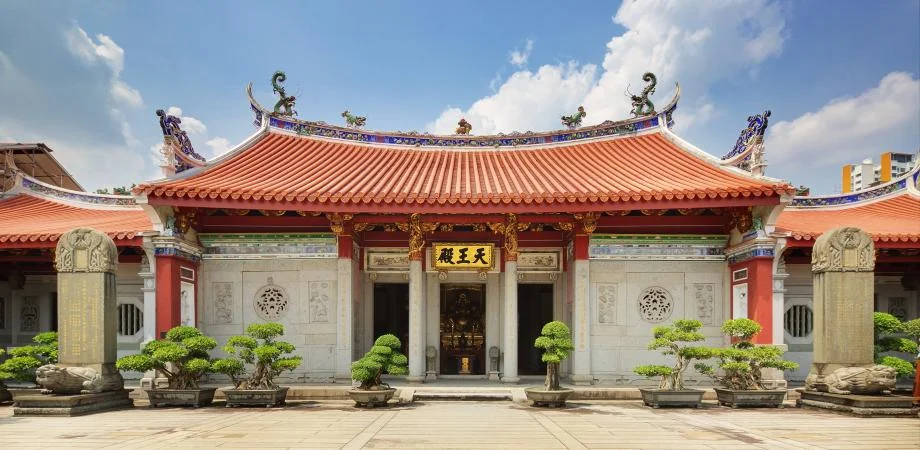 Một trong những nơi tôn giáo quan trọng để tham gia vào Lễ Phật Đản là Ngôi đền Lầu Vọng Cơ