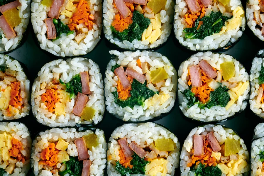 Kimbap - món cơm cuộn rong biển quen thuộc tại Hàn Quốc