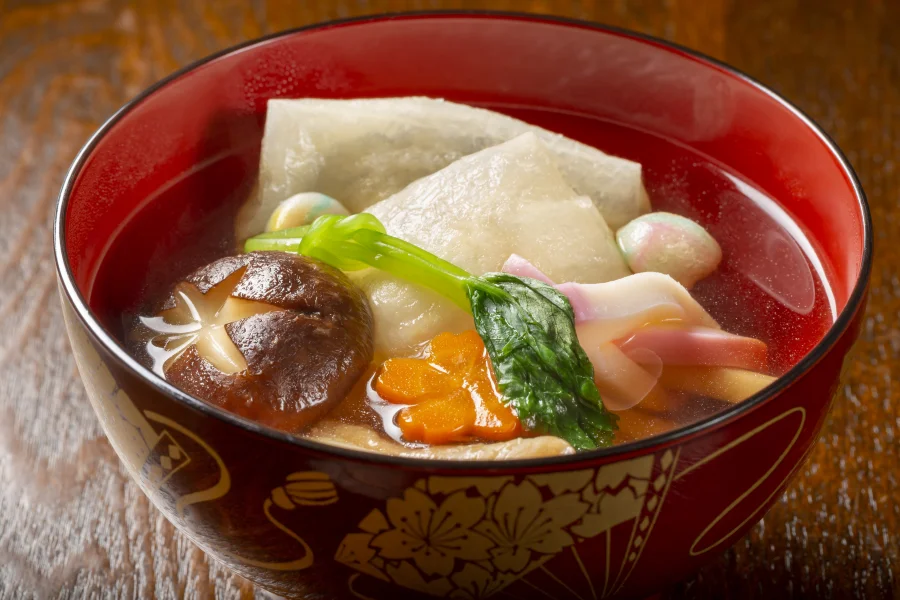 Dashi là một loại nước dùng được làm từ các nguyên liệu tự nhiên như tảo bẹ kombu, cá bào bonito hoặc nấm shiitake