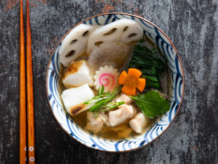 Ngoài bánh mochi và dashi, món súp ozoni còn có rất nhiều nguyên liệu khác nhau để phù hợp với nhiều khẩu vị khác nhau