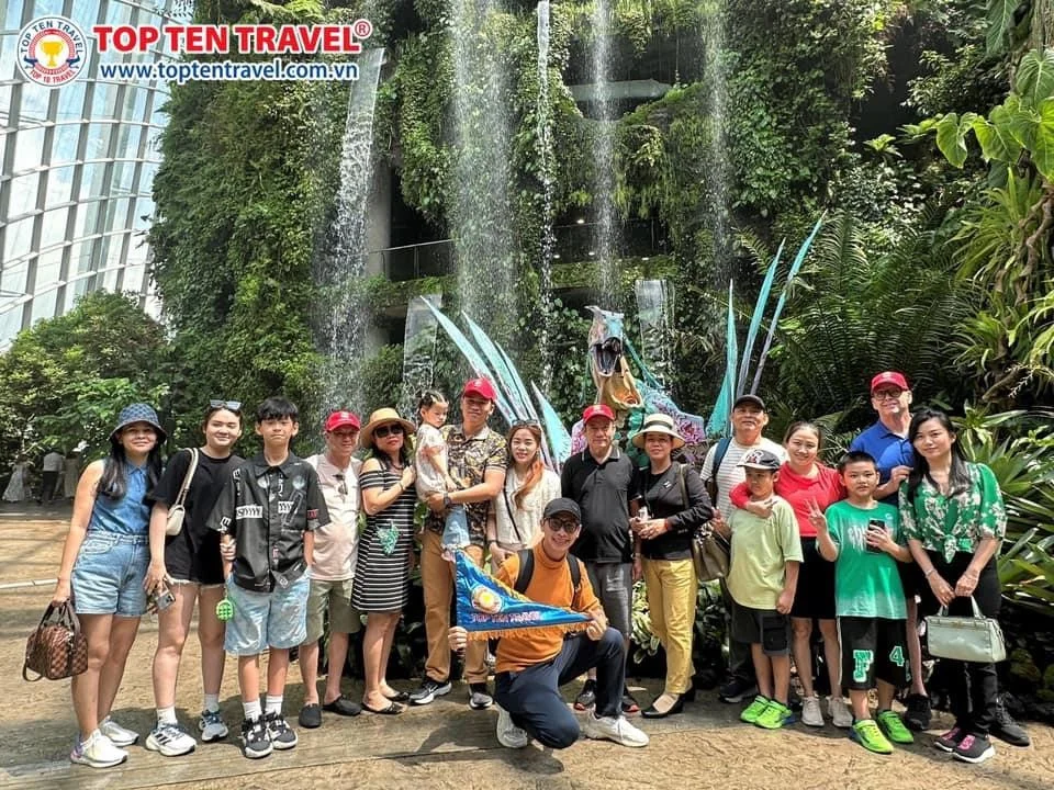 Đoàn khách tham gia tour cùng Top Ten Travel