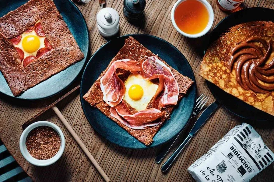 Crepe có nhiều loại nhân bao gồm nhân ngọt và nhân mặn