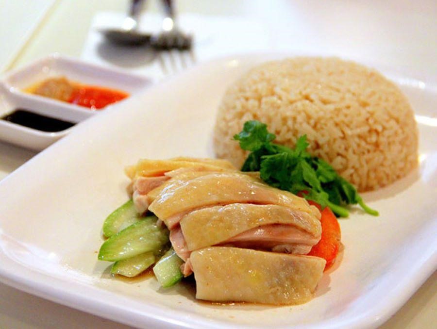 Cơm được nấu với nước luộc gà có màu vàng óng, mền dẻo