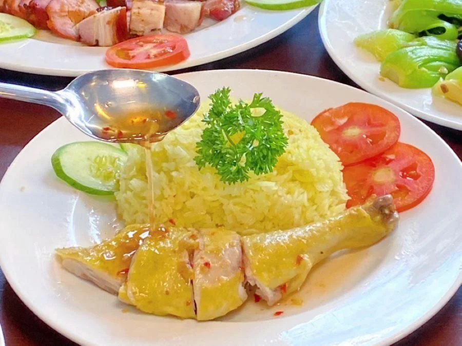 Cơm gà Hải Nam được ăn kèm với nước mắm đậm đà, đặc sệt