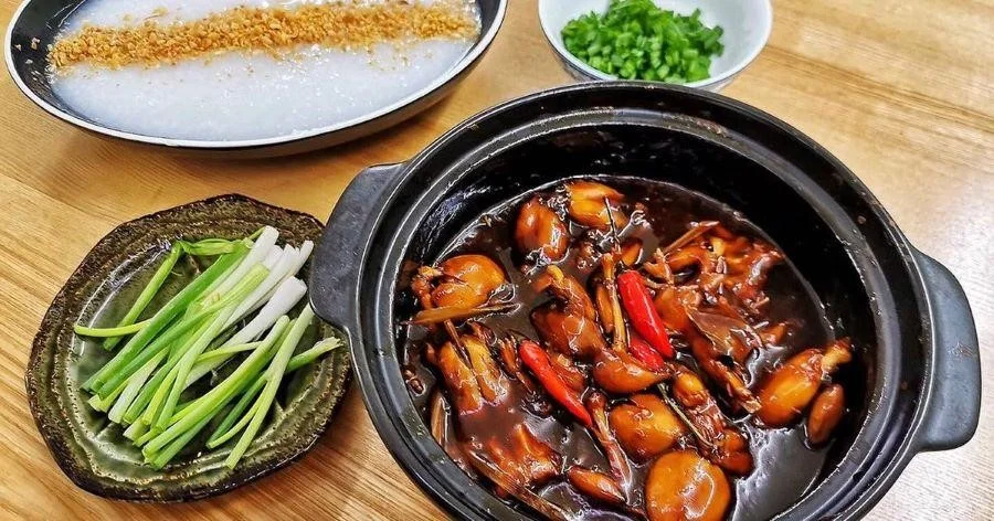 Thịt ếch dai ngọt được kho với gia vị đậm đà ăn kèm với cháo trắng sánh mịn