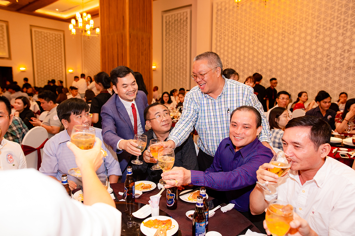 Phó Giám Đốc Nguyễn Văn Toàn cũng đi từng bàn nâng ly chúc mừng đến khách mời
