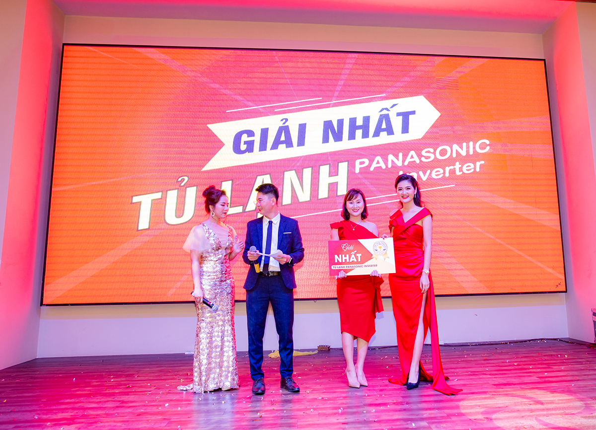 Một nhân viên phòng Visa trúng giải nhất là chiếc tủ lạnh Panasonic Inverter