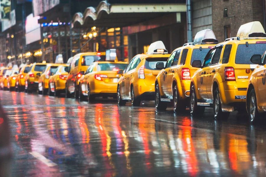 So với các phương tiện giao thông khác, taxi tiện lợi hơn nhưng giá thành cũng đắt hơn
