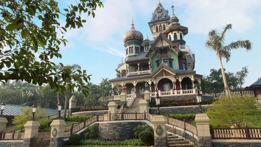 Đây là một khu vực đặc biệt, được thiết kế dành riêng cho Disneyland Hong Kong