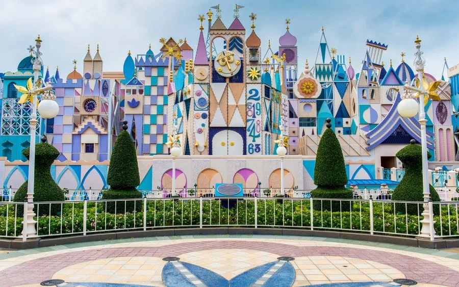 Small World là một thế giới màu sắc rực rỡ