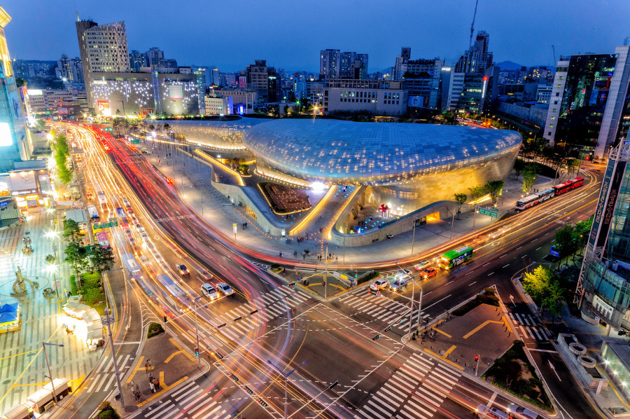 Dongdaemun Design Plaza (DDP) là một công trình kiến trúc độc đáo và hiện đại, nổi bật giữa lòng Seoul