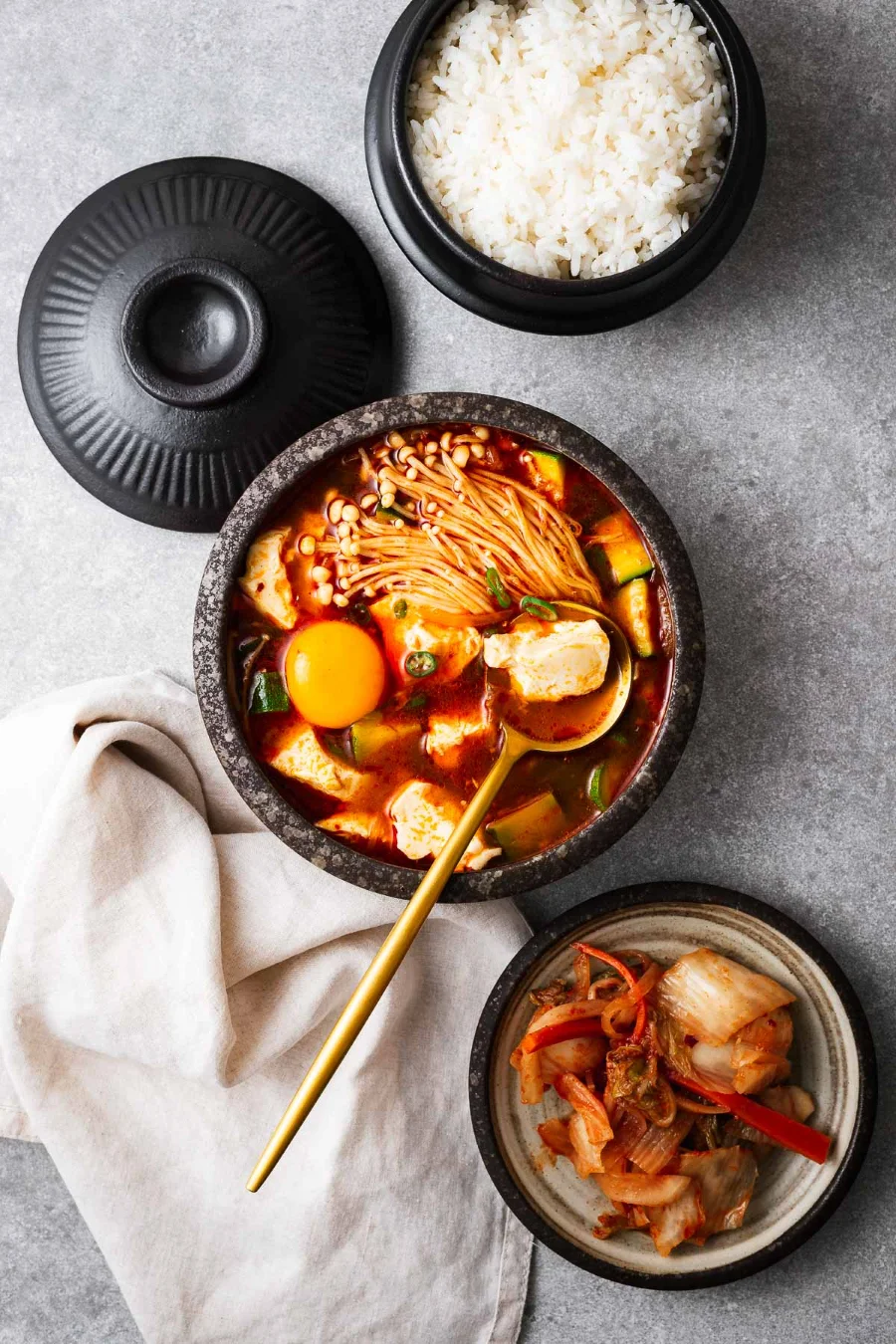 Món canh đậu phụ non này không chỉ là một món ăn truyền thống mà còn là biểu tượng của ẩm thực Hàn Quốc