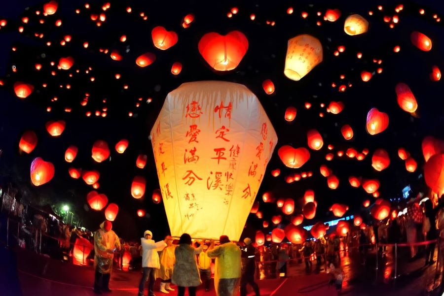 Lễ hội hoa đăng hay còn gọi là Lễ hội đèn lồng được diễn ra vào ngày Tết Nguyên Tiêu