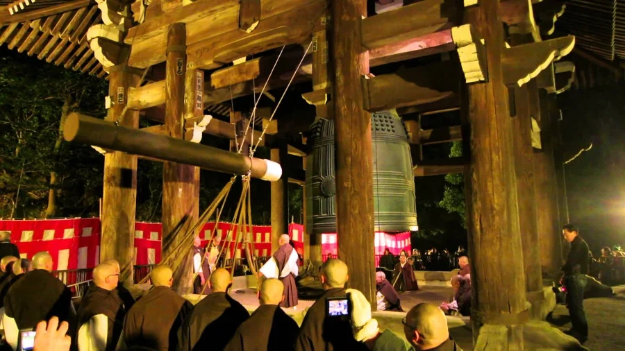 Hình ảnh những người dân Nhật Bản xếp hàng dài trước các ngôi chùa đã trở thành một nét đặc trưng của văn hóa Nhật Bản