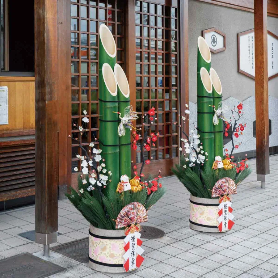Đi du lịch Nhật Bản vào dịp Tết, bạn sẽ dễ dàng bắt gặp hình ảnh Kado matsu được đặt ở hai bên lối vào nhà